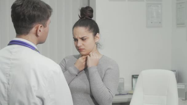 Young woman with sore throat having medical appointment at the hospital — Stock Video