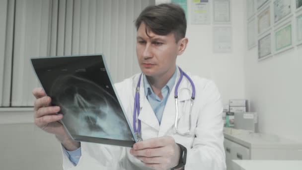 Starší lékař vyšetřující MRI hlavy pacienta — Stock video