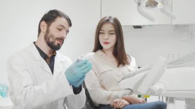 Çekici genç bir kadın dişçi kliniğinde tıbbi bir randevusu var.