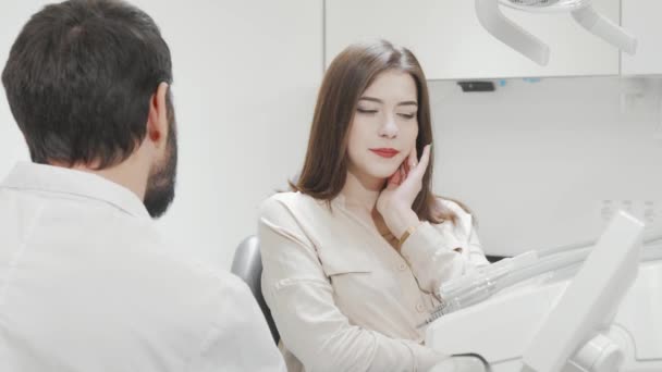 Kvinnlig patient med tandvärk besöker tandläkare på kliniken — Stockvideo