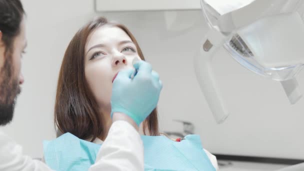 Mujer joven feliz sonriendo a la cámara después de un chequeo dental — Vídeo de stock