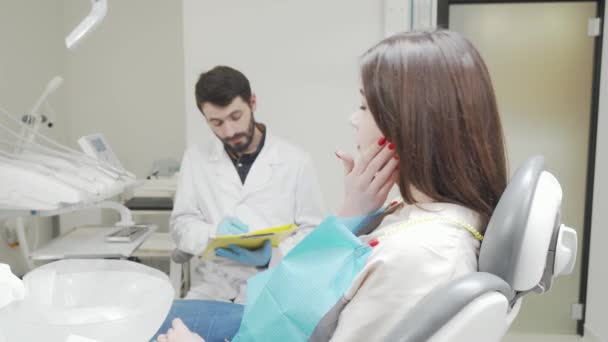 Jovem com dor de dente visitando dentista — Vídeo de Stock