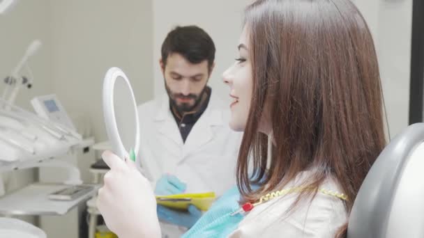 Mulher alegre sorrindo para a câmera após check-up dental — Vídeo de Stock