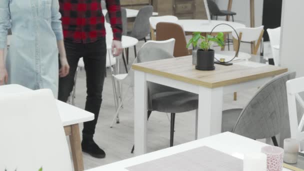 Молодая пара вместе покупает новую мебель в универмаге — стоковое видео