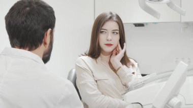 Klinikte diş ağrısı olan bir kadın hasta.