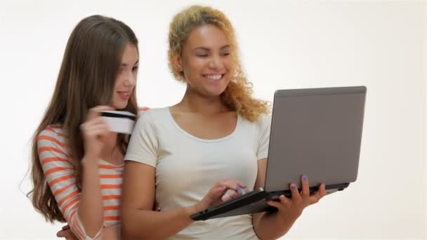 Ragazze shopaholics per fare acquisti online — Video Stock