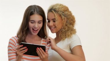 İki tablet bilgisayar tutan kadın