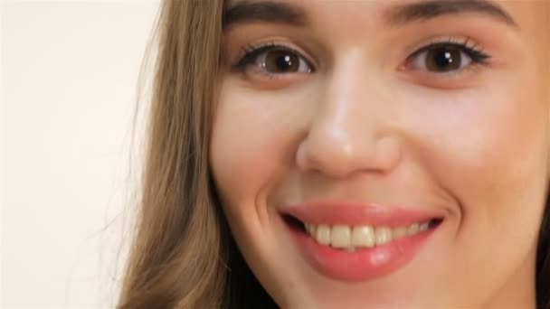 Caucasian young girl close up portrait — Stock Video