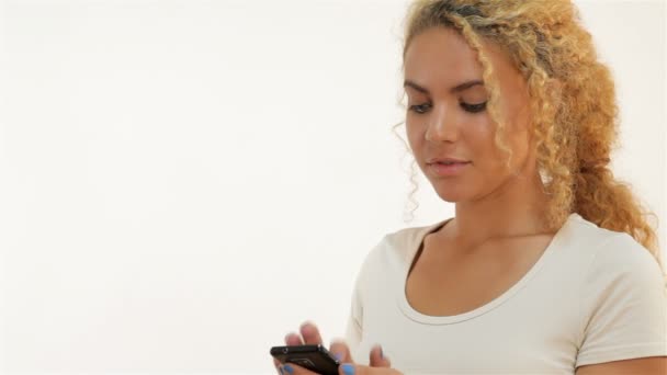 Mulat kobieta tekstylny na jej telefon komórkowy — Wideo stockowe