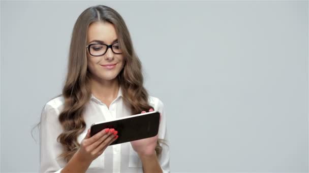 Mulher de negócios usando tablet — Vídeo de Stock