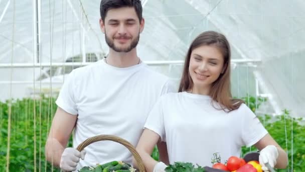 Чоловік і жінка фермери після збору врожаю посміхаються прямо в камеру — стокове відео