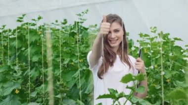 Pano başparmak yukarıya ile kız