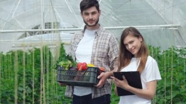 Hasat ve doğrudan kameraya gülümseyen kız Ziraat Mühendisi çalıştığı adam