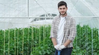 Doğrudan kameraya gülümseyen bir kürek ile çiftçi