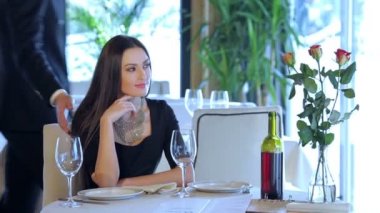 Seven çift genç bir restoran ziyaret