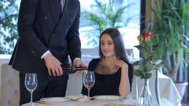 Restoranda romantik bir akşam yemeği