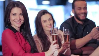 İyi arkadaş ile gözlük bir barda gülümseyen