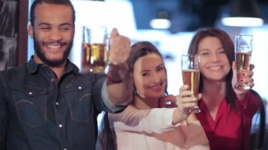 Bir bardak bira genç şirket asansörleri