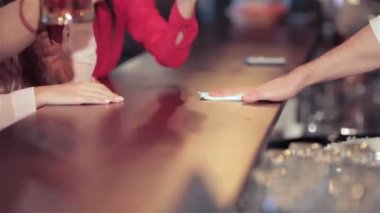 Kız grubu ve bardaki adam