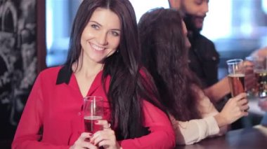 barda bir bira ile güzel kız