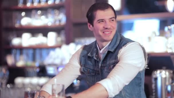 Twee meisjes in de bar met een drankje en de barman — Stockvideo