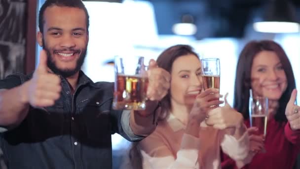 Jong bedrijf duim opdagen en liften van een glas bier — Stockvideo