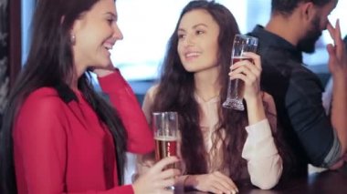 İki sevimli kız kız arkadaşım barda gülümseyen ve zil gözlük karşılamak