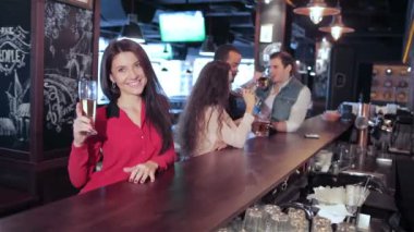 Bir bardak bira arkadaşlar arka planda bardaki kızla