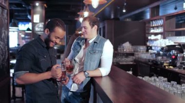 İki gay arkadaş barda bira içmek