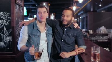 İki eski arkadaş barda rahatlayın