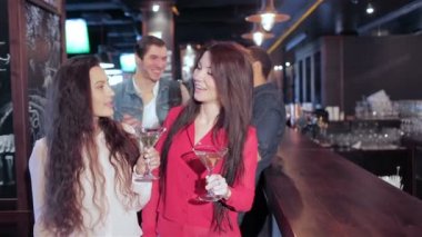 Martini ile kızlar ve çocuklar ile barda bira toka