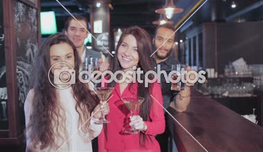 Martini ile kızlar ve çocuklar barda bira gözlük ile selamlıyor arkadaşlar