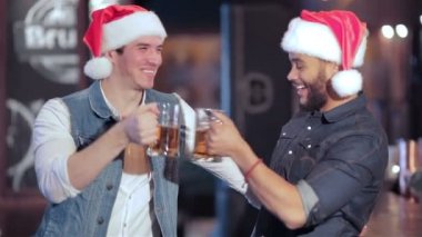 İki neşeli Noel Baba çocuklarla bira gözlük