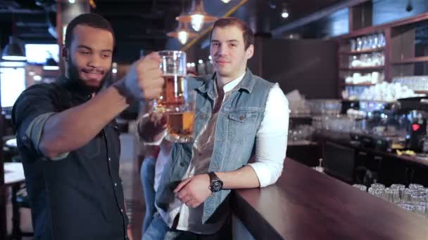 Dois gay amigos alegre amigos no o bar bem-vindo seus amigos — Vídeo de Stock