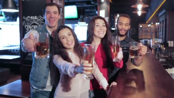 四个老朋友在一杯啤酒酒吧是欢迎新朋友 — 图库视频影像