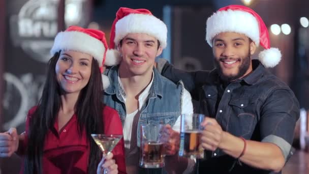Freunde mit Weihnachtsmütze begrüßen neue Freunde — Stockvideo