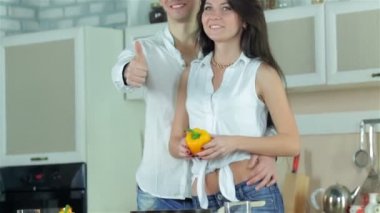 Dans kız biber, holding adam kucaklama kız bel, sonra bir başparmak gelirler