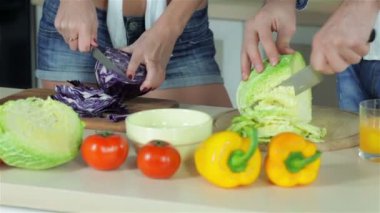 Dilimlenmiş lahanaları birlikte