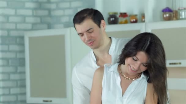 Nyligen gift par förbereder middag i deras nya hem — Stockvideo