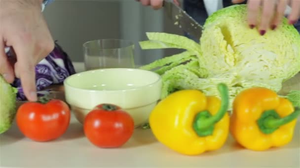 Nära håll bord med matlagning grönsaker till middag — Stockvideo
