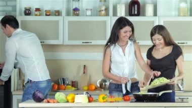 Üç arkadaş Salatalar piknik için hazırlamak.