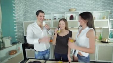 Bir başka ve portakal suyu içme üç arkadaş selamlıyorum