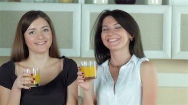 Kameraya gülümseyen suyu gözlük ile iki kız