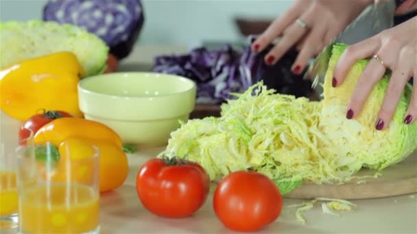 Χαμογελαστά φίλες σε φέτες τα λαχανικά για σαλάτες — Αρχείο Βίντεο