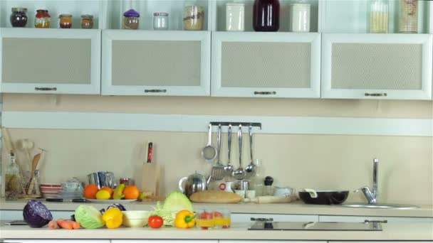 Novias se reúnen en la cocina para preparar una ensalada — Vídeo de stock