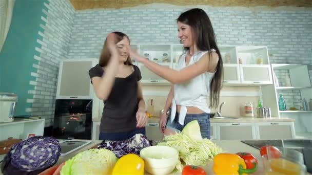 Le ragazze si salutano e tagliano cavoli per un picnic — Video Stock