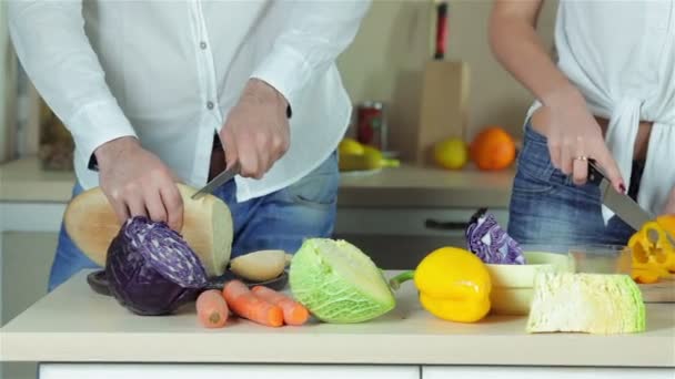 Закрыть нарезку овощей — стоковое видео