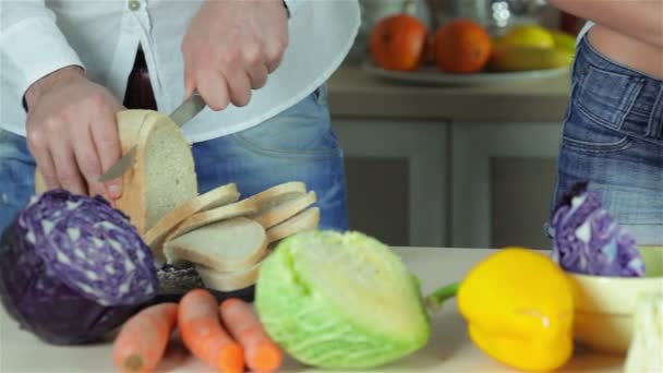 Cerrar cocinar cazuelas de verduras — Vídeo de stock