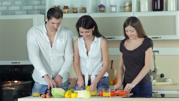 Três amigos fatiou legumes para fritar — Vídeo de Stock