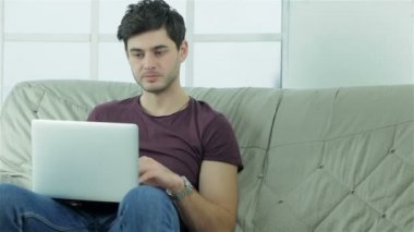 Dizüstü bilgisayar ile adam kahve ile kız arkadaşı oturur için